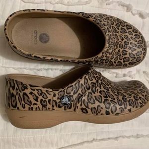 Women’s crocs leopard clogs size 8